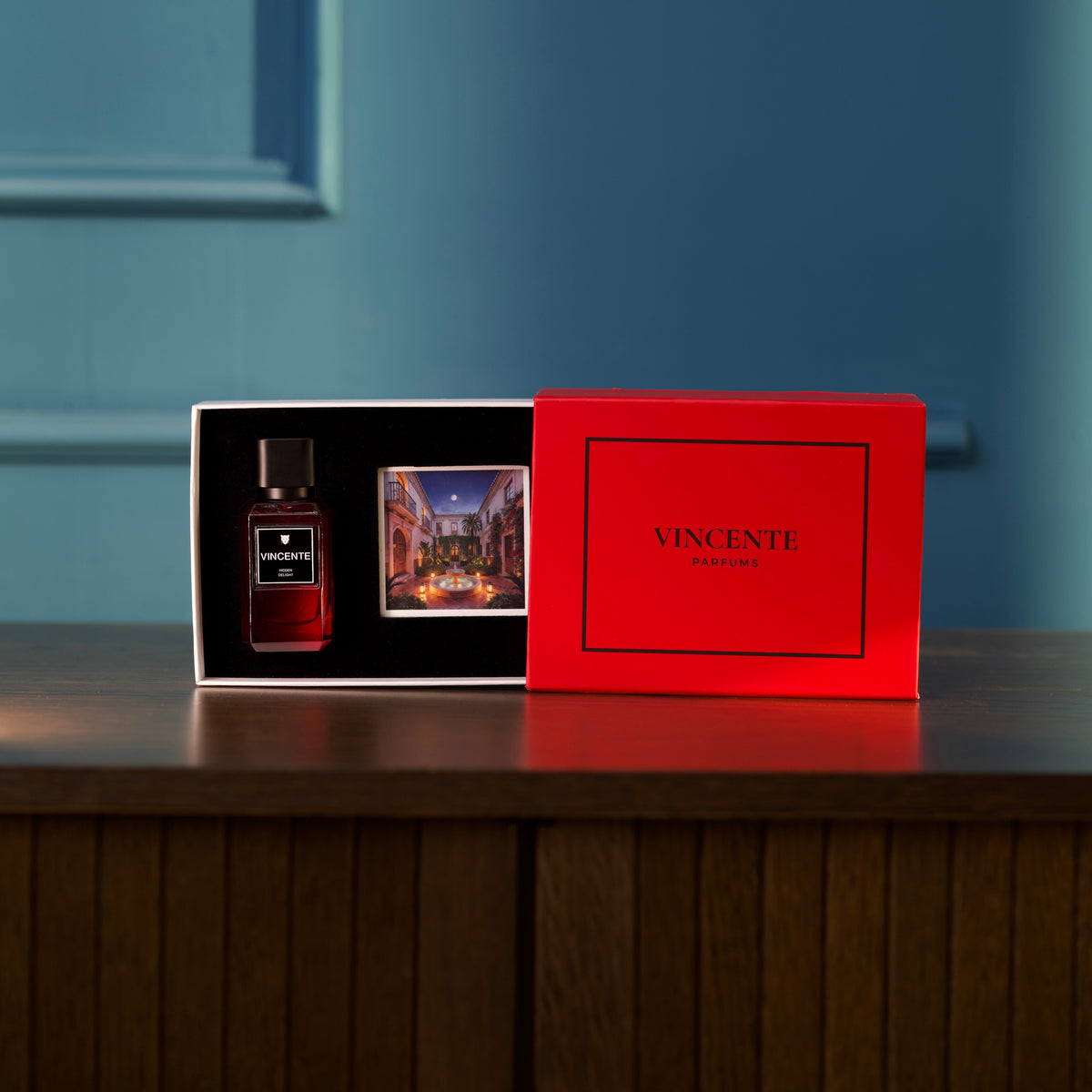 Vincente Hidden Delight – отворена червена подаръчна кутия с червен флакон парфюм и картичка